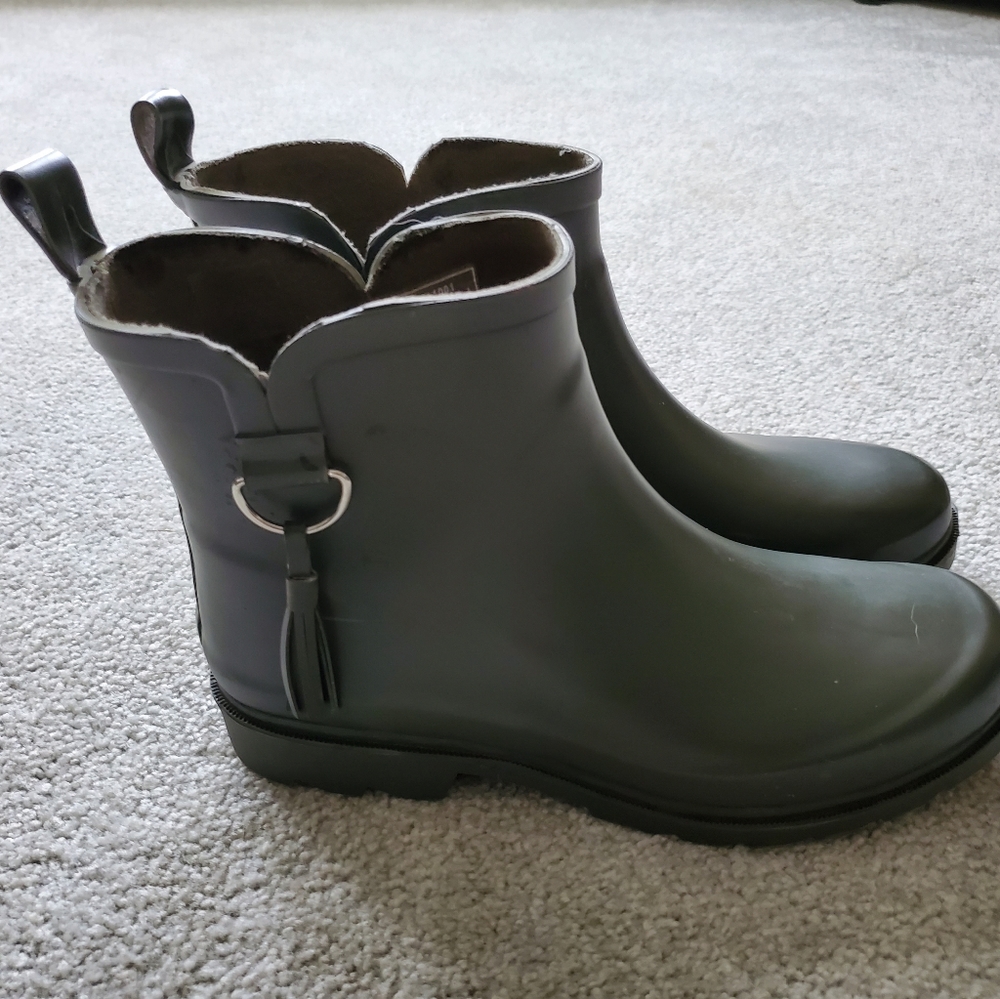 Capelli New York short rain boots. Size 8. Green